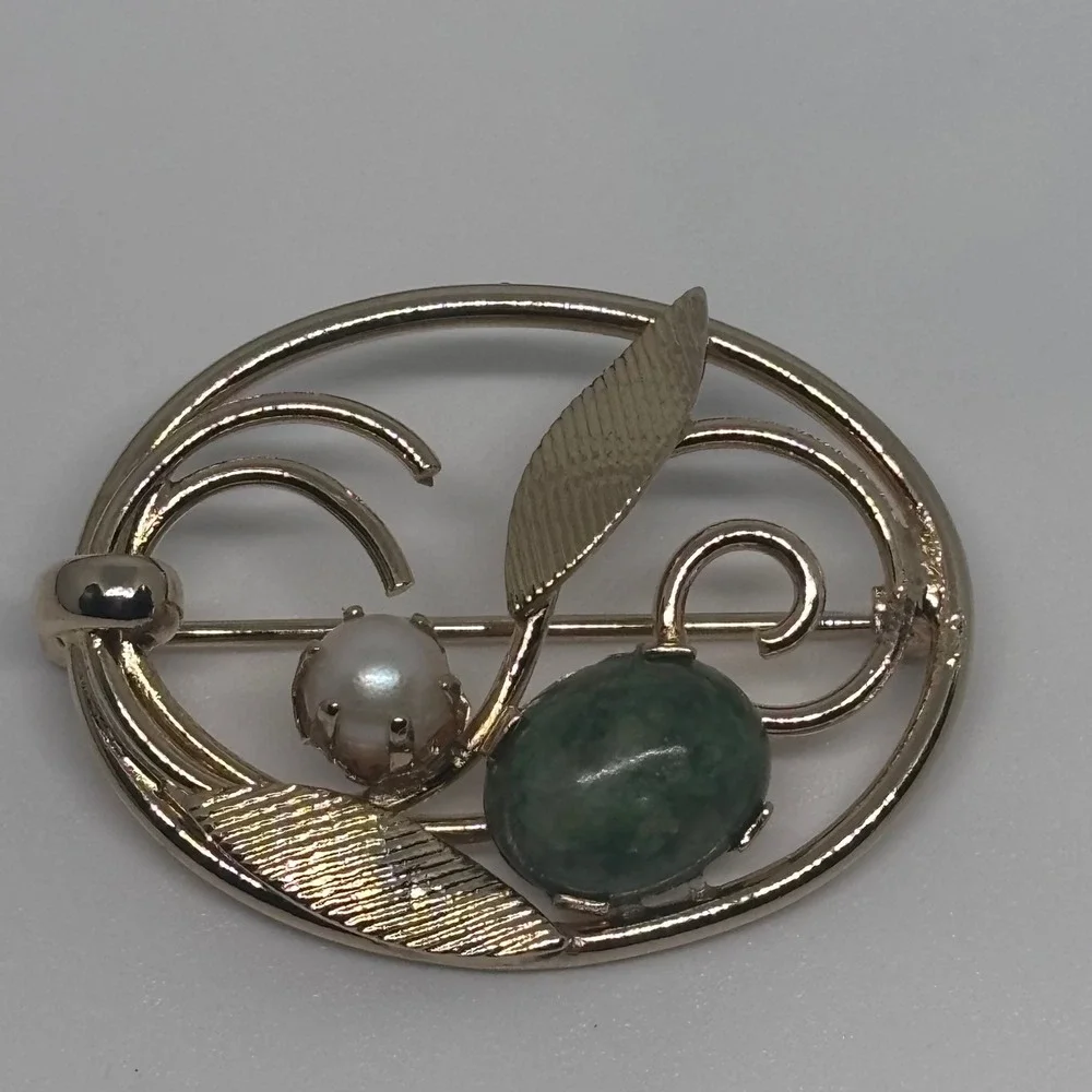 Vintage Sarah Coventry Brooch Gold Tone Leaf Faux Pearl Green Stone